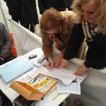 Alcuni cittadini firmano al banchetto per i Rifiuti Zero, il Piano che il Movimento 5 Stelle propone per uscire dall'emergenza rifiuti in Calabria
