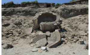 Erosione delle coste, crollano altari e muri antica Kaulon